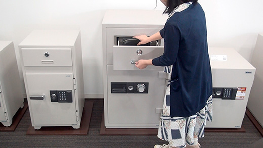 EIKO エーコー 投入式耐火金庫 楽天市場】【最大1万円ｸｰﾎﾟﾝ10/4-8】 【送料無料】 投入式耐火